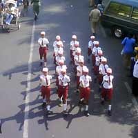 Gerak Jalan Tingkat SD Warna Bulan Berkunjung Jember