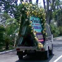 Karangan Bunga Duka Cita Mulai Mengalir ke Rumah Rachman Halim 