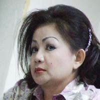 Pendukung Artalyta Rebutan Nasi Padang