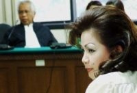 Jelang Vonis, Ayin Berfoto Ria