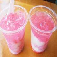 Pocong Mengelus-elus Tenggorokan