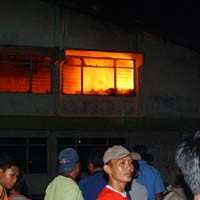 14 Unit PMK Dikerahkan, Api di Pabrik Sepeda Belum Padam