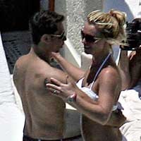 Britney Spears Berbikini dan Mesra dengan Pria Baru
