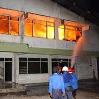 Sudah 8 Jam, Api di Pabrik Sepeda di Rungkut Masih Membara