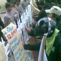 KAMMI Demo Polda DIY Desak Kasus Korupsi Buku Diusut Tuntas