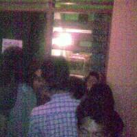 Masih Penasaran, Warga Intip Kamar Ryan Hingga Malam