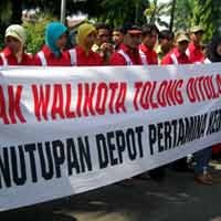 Tolak Penutupan Depo Pertamina, Karyawan SPBU Unjuk Rasa