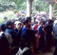 Halaman Siap Digali, Warga Mulai Datangi Rumah Ryan 