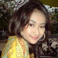 Ratu Felisha Nikahi Bule Bukan Demi Tren