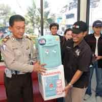 Aksi Sosial Si Hitam-hitam Kejutkan Pak Polisi