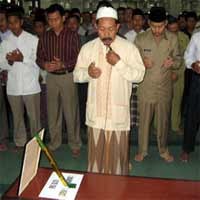Jenazah Guntur Disalatkan, Kapolda Jatim Sedih Mengusap Mata