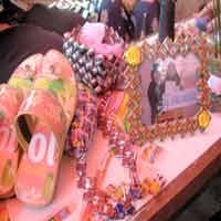 Indahnya Sandal & Tas Terbuat dari Bungkus Permen & Mie