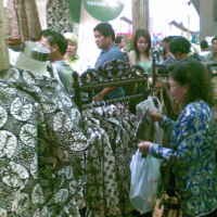Pengunjung Serbu Batik di SMEsCo Festival