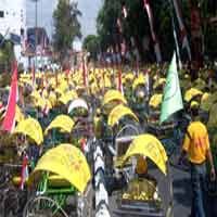 Meriahkan BBJ, Ribuan Tukang Becak Pawai Keliling Alun-alun