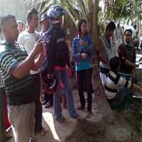 Ratusan Warga Berfoto di Pekarangan Ryan