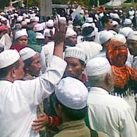 Keranda Mayat Dilempar, Demo Massa FUI di Depan Istana Ricuh