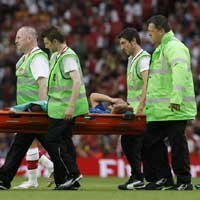 Schuster Khawatirkan Cedera Sneijder