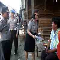 Sisir Rumah di Genting Baru, Polisi Temukan Sajam & Senapan