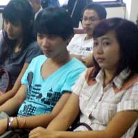 Mahasiswi Cantik Nonton Koruptor Diadili