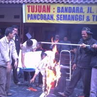 Aksi Sopir X-Trans Bubar, Seragam Dibakar