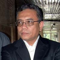 Pening, Irwandi Yusuf Berobat ke Singapura