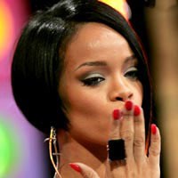 Perut Rihanna Geser Keira Knightley 