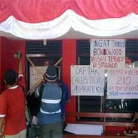 Penyusunan Caleg Langgar Aturan, Kader PDIP Segel DPC 