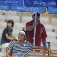 Serbuan Atlet Usir Federer