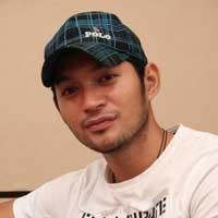 Evan Sanders Mandi Minyak Goreng di Video Klip