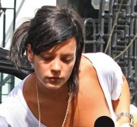 Payudara Lily Allen Ngintip di Jalan