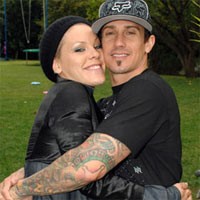 Pink Hapus Nama Mantan Suami