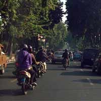 Kampanye R2 Jalur Kiri di Raya Darmo Terkesan Gagal