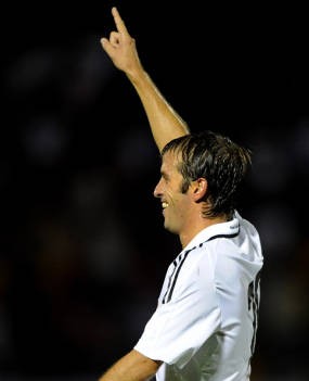 Van der Vaart Cetak Gol di Debut
