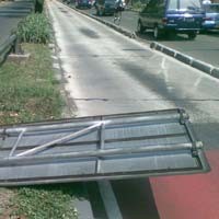 Rambu Busway yang Jatuh Belum Disingkirkan