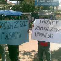 Jepret! Aktivis KMB Tutupi Wajahnya