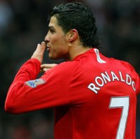 Ronaldo Dihadiahi Kaos Madrid Coret