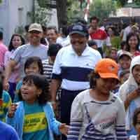 Jalan Sehat Bareng Warga, Pakde Karwo Ajak Hidup Sehat