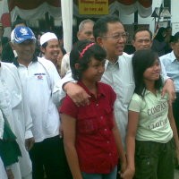 Dada Nyoblos, Warga Minta Foto Bareng
