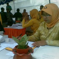 TPS 4 GCA, Petugas Berkebaya Kuning Sambil Dangdutan