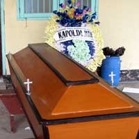 Peti dan Bunga Duka Cita untuk Jenazah Grady Disiapkan