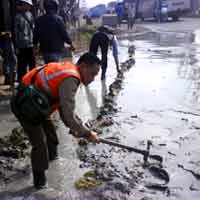 Amankan Jalan Raya Porong, BPLS Gunakan Drum Bekas