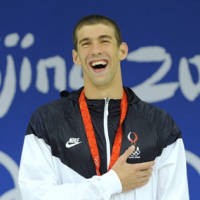 Spitz Rela Phelps Patahkan Rekornya