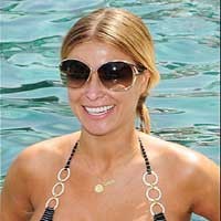 Carmen Electra Kembali Eksis Berbikini