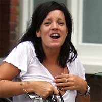 Lily Allen Cari Popularitas Lewat Payudara?
