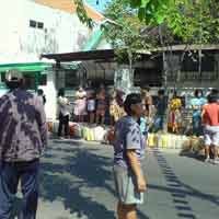 Warga Pucang Adi Antre Minyak Tanah