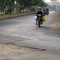 Lubang di Jalan Raya Darmo Permai Intai Pengendara Motor