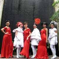 Bak Model, Staf Hotel Mercure Peragakan Gaun Merah Putih