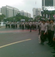 Dihadang Polisi di Istana, Ribuan Pendemo ke Depnakertrans