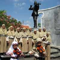 Belajar Sejarah di Makam WR Supratman