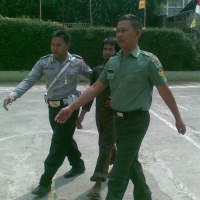 Pemulung Acungkan Arit Kejar Anak SD dan Guru